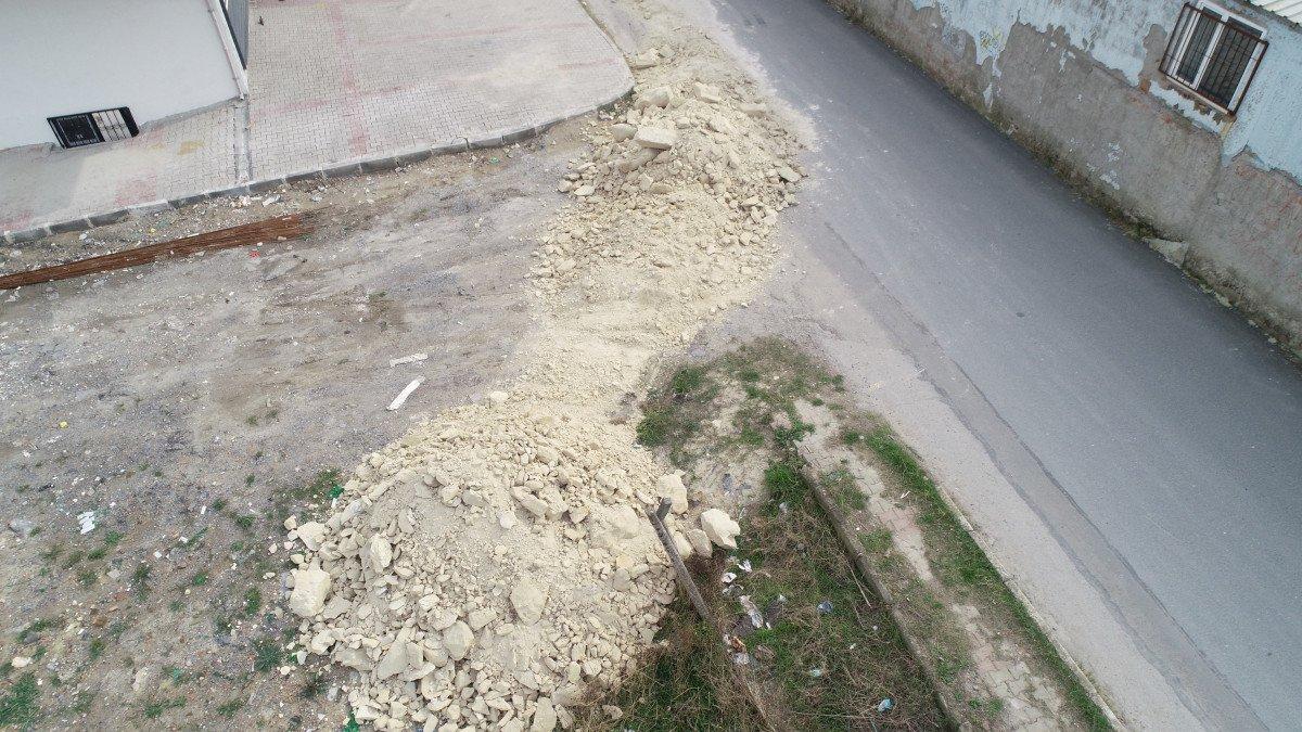 Arnavutköy’de hafriyat kamyonu, mahalle içinde kaçak döküm yaptı