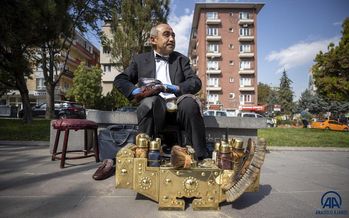 Ankara'da 45 yıldır takım elbisesi ve papyonuyla ayakkabıları parlatıyor