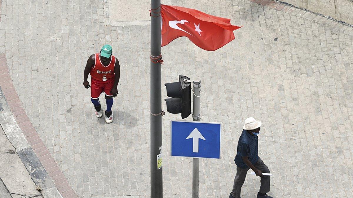 Luanda'da caddeler Türk bayraklarıyla donatıldı