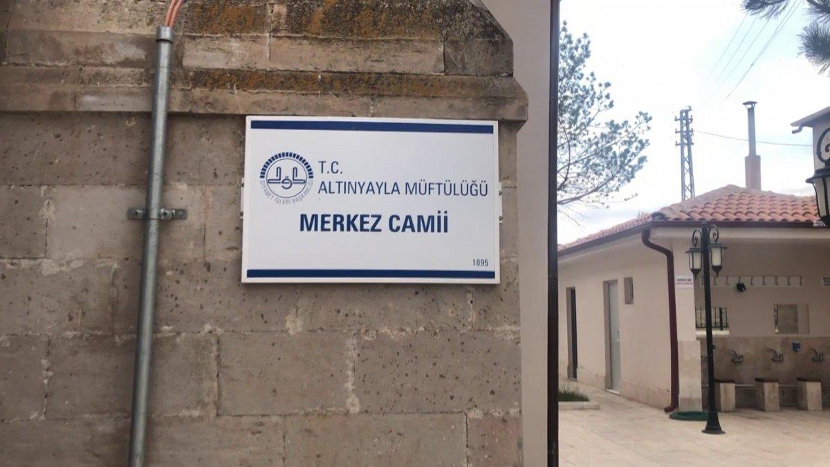 Sivas'ta 85’lik çınar her gün cami bahçesini temizliyor