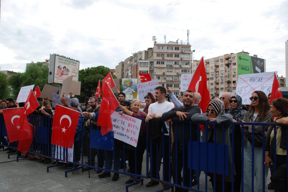 İzmir’de, aşı karşıtları miting düzenledi