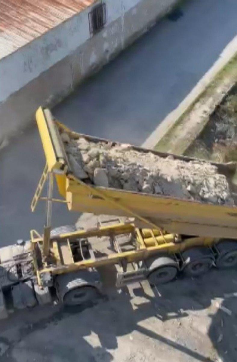 Arnavutköy’de hafriyat kamyonu, mahalle içinde kaçak döküm yaptı