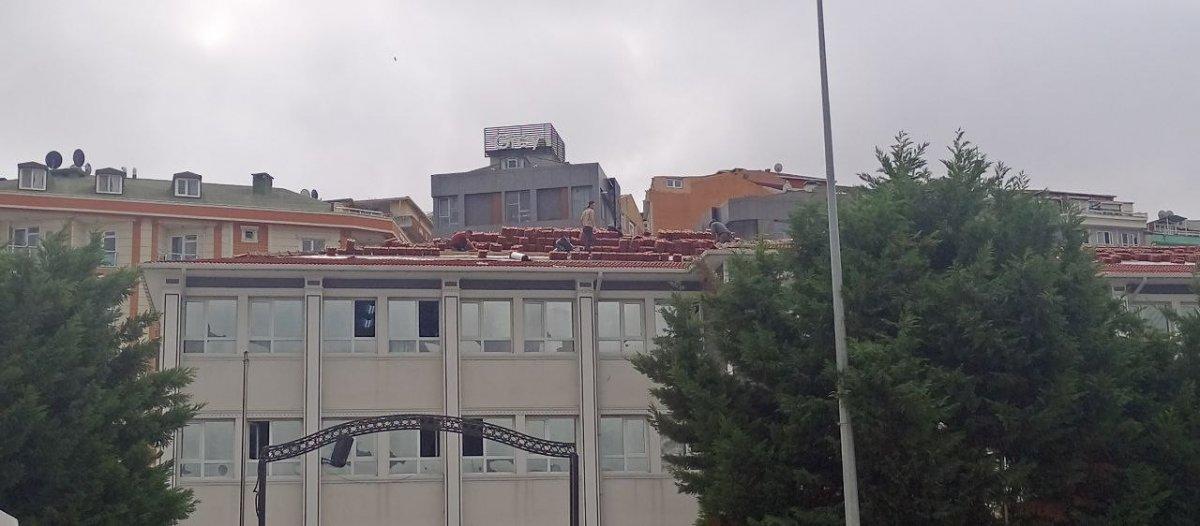 Kağıthane'deki okul çatısından öğrencilerin olduğu bahçeye kiremit atıldı