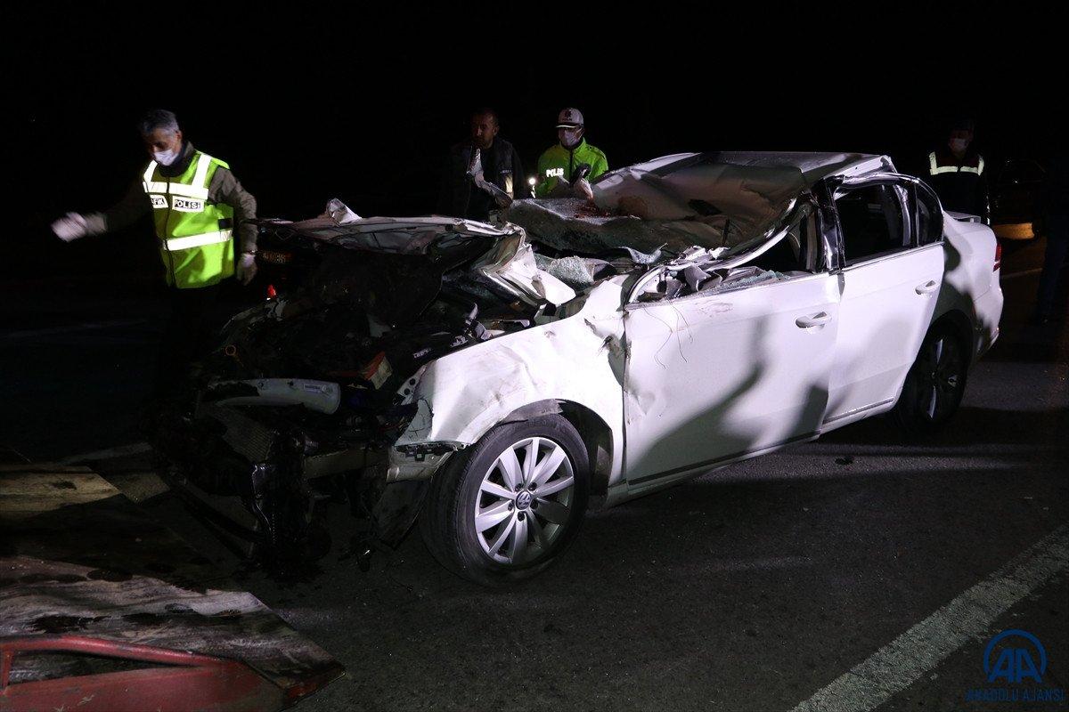 Eskişehir'de otomobille tırın çarpıştığı kazada eski emniyet müdürü ve oğlu öldü