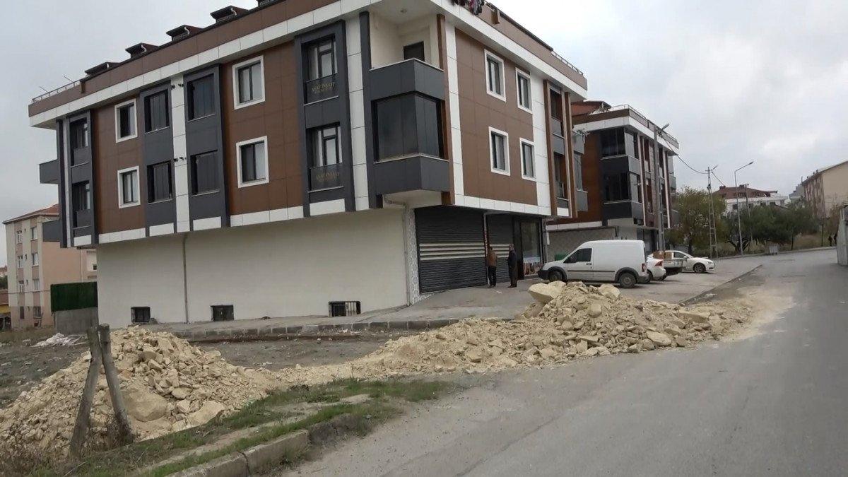 Arnavutköy’de hafriyat kamyonu, mahalle içinde kaçak döküm yaptı