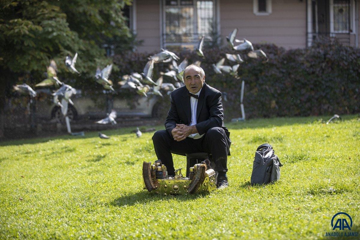 Ankara'da 45 yıldır takım elbisesi ve papyonuyla ayakkabıları parlatıyor