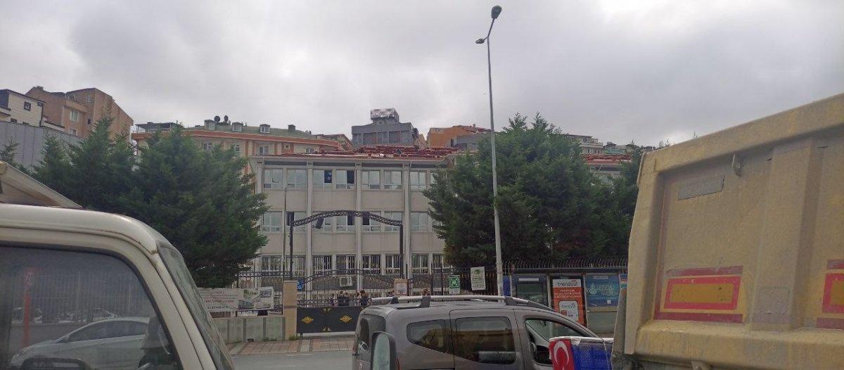 Kağıthane'deki okul çatısından öğrencilerin olduğu bahçeye kiremit atıldı