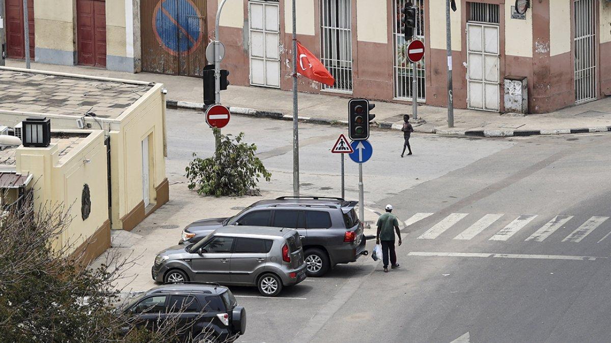 Luanda'da caddeler Türk bayraklarıyla donatıldı