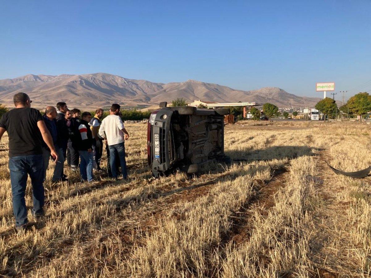 Malatya'da tarlaya uçan araçtan burnu bile kanamadan çıktı