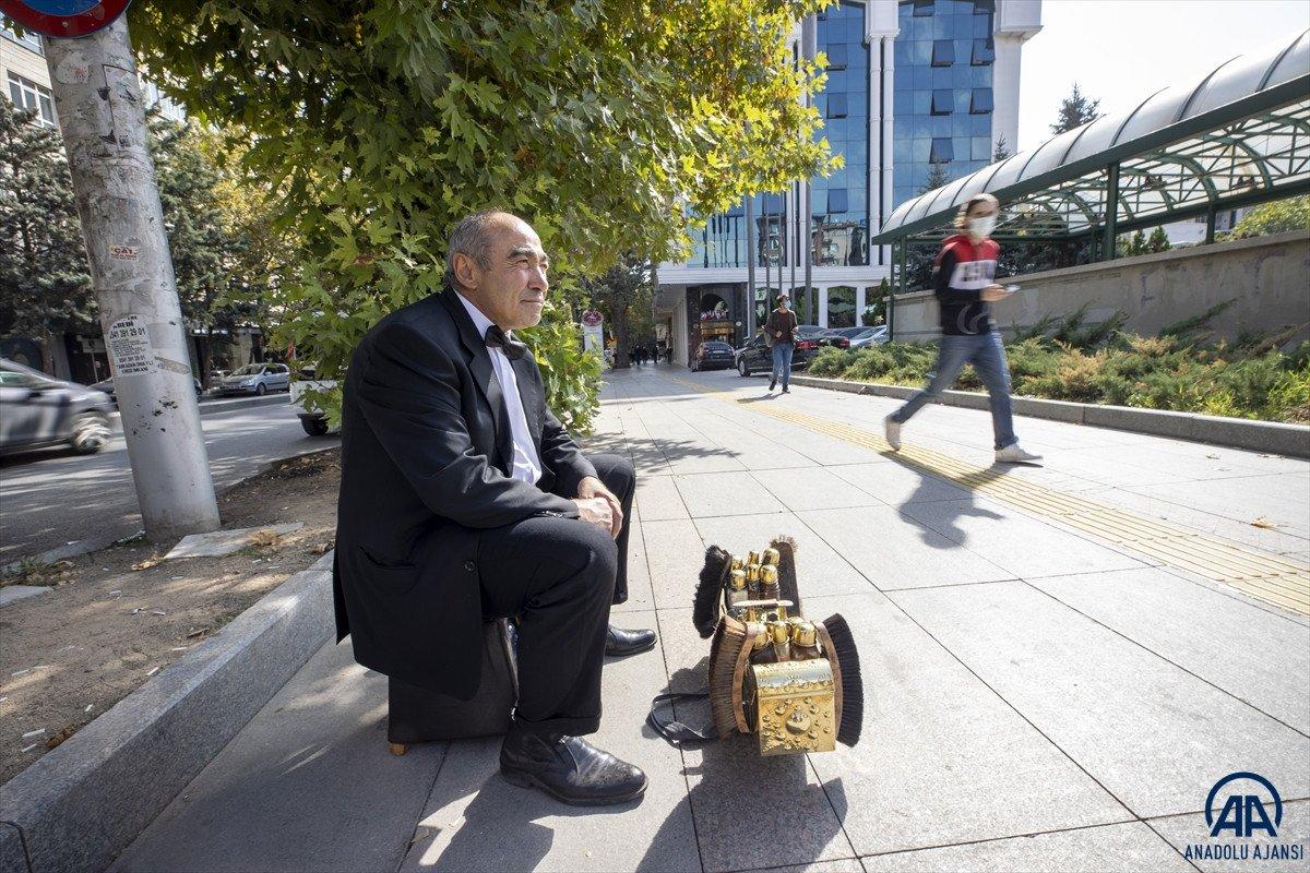Ankara'da 45 yıldır takım elbisesi ve papyonuyla ayakkabıları parlatıyor