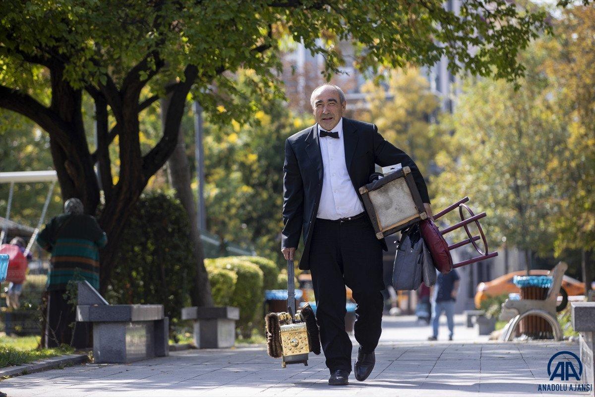 Ankara'da 45 yıldır takım elbisesi ve papyonuyla ayakkabıları parlatıyor