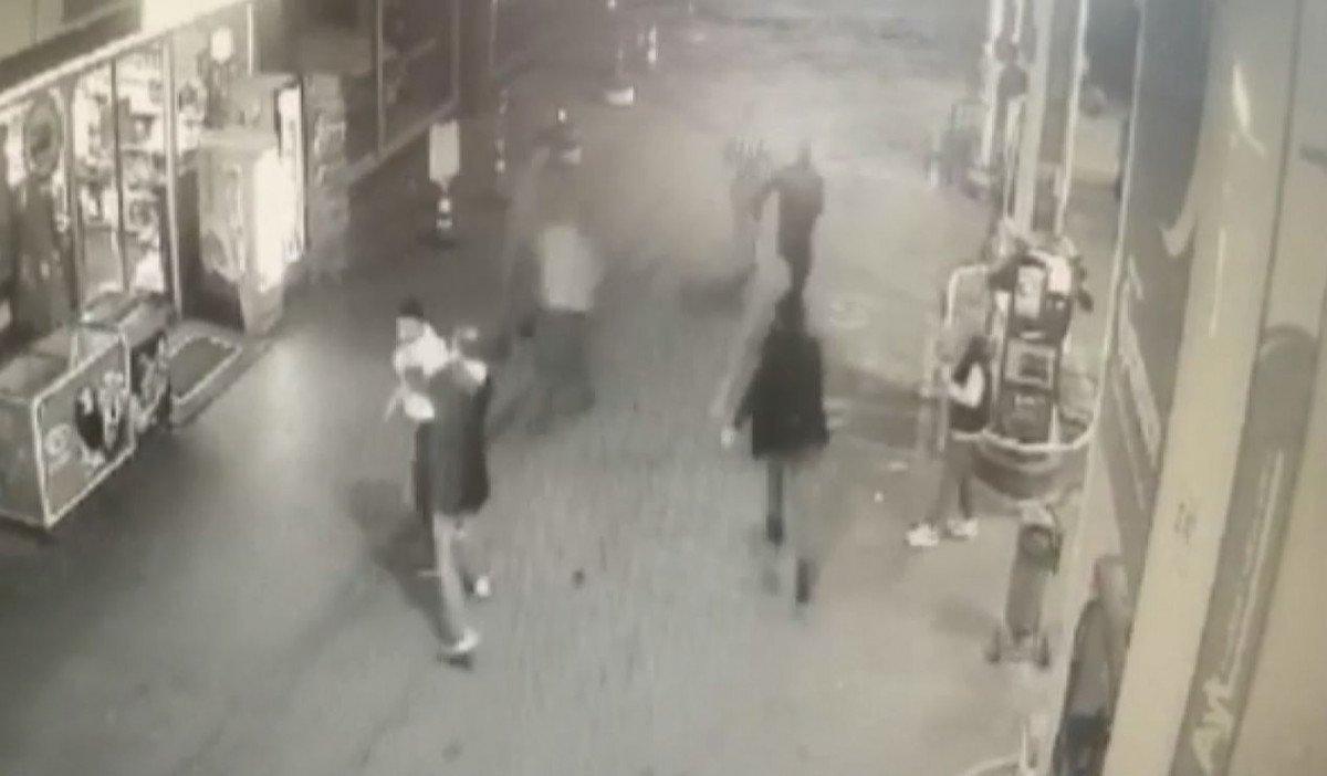 Avcılar’da, çaldıkları otomobili internette satışa çıkaran hırsızlar yakalandı