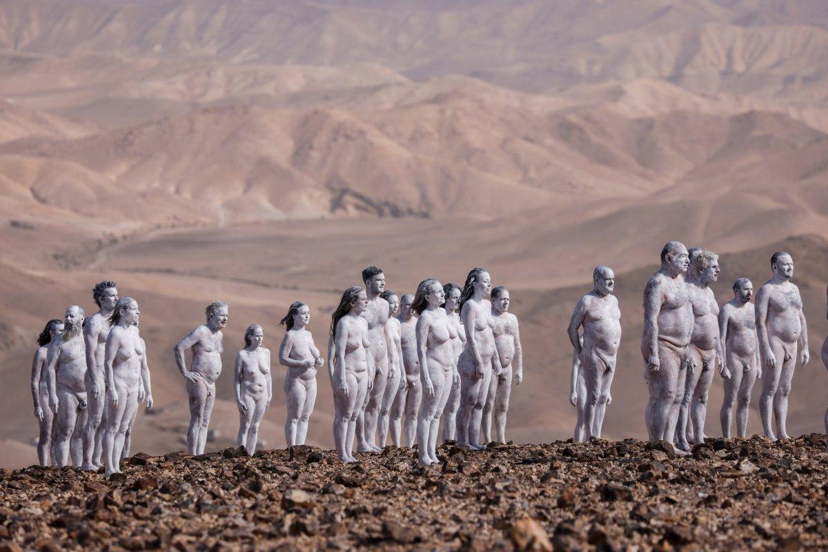 İsrail'de Lut Gölü'nün çekilmesine, çıplak modellerle dikkat çekildi