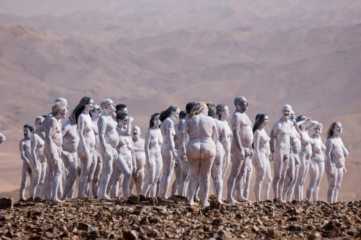 İsrail'de Lut Gölü'nün çekilmesine, çıplak modellerle dikkat çekildi