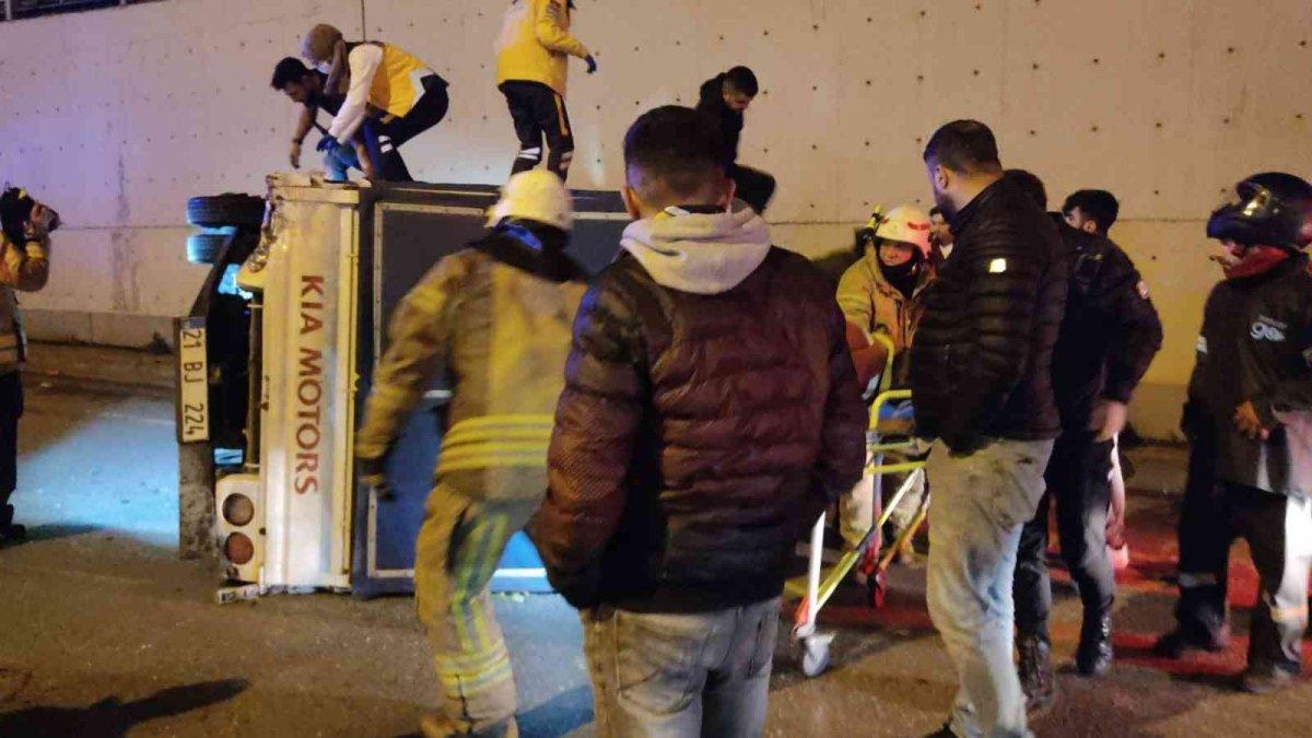 Bayrampaşa'da kamyonet ve otomobilin karıştığı kazada 2 kişi yaralandı