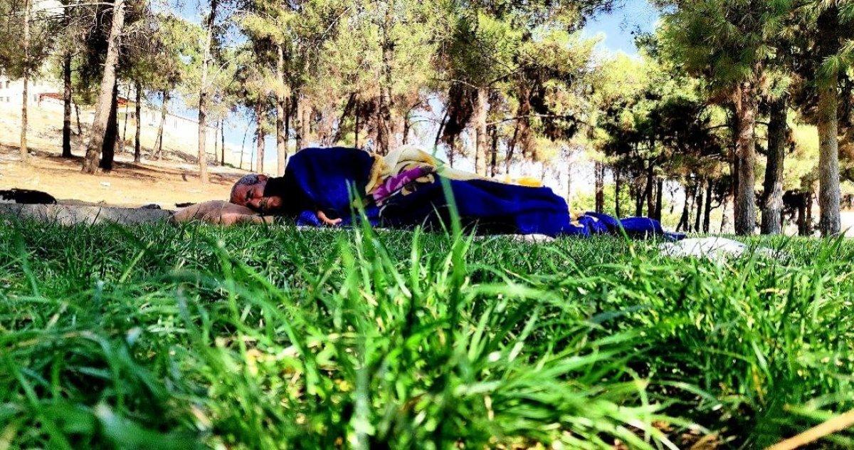 Şanlıurfa’da evden atılan baba, 5 aydır otomobilin içinde yaşıyor