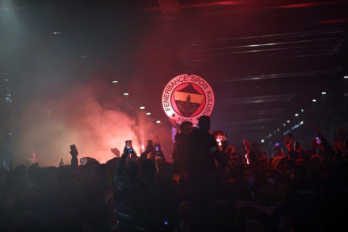Fenerbahçe kafilesini, taraftar havalimanında karşıladı