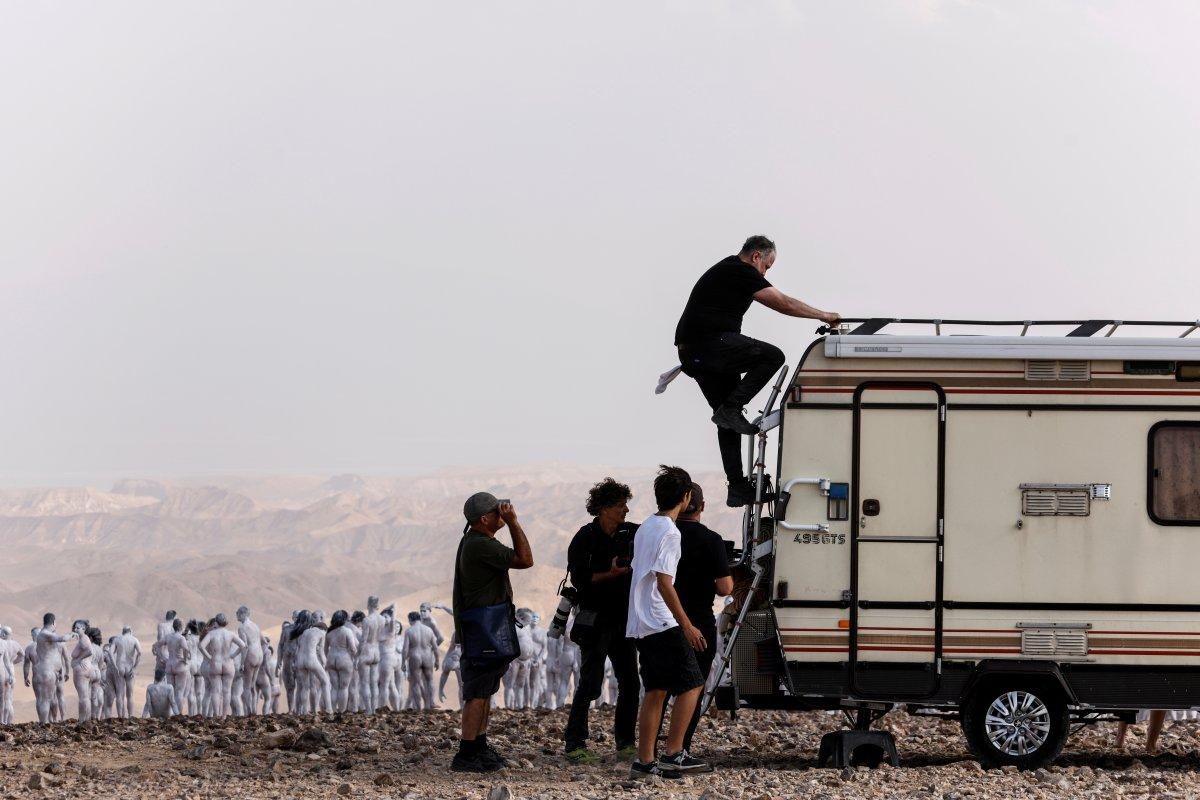 İsrail'de Lut Gölü'nün çekilmesine, çıplak modellerle dikkat çekildi