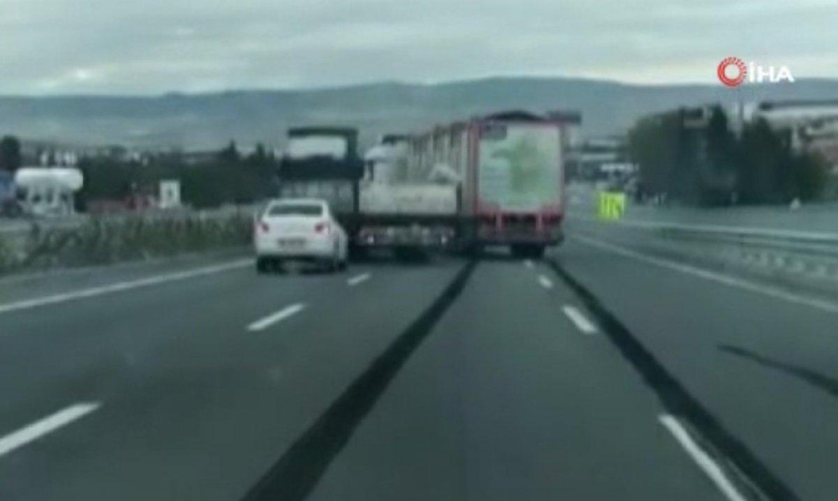 Ankara'da birbirine yol vermeyen iki tır sürücüsü kazaya neden oldu