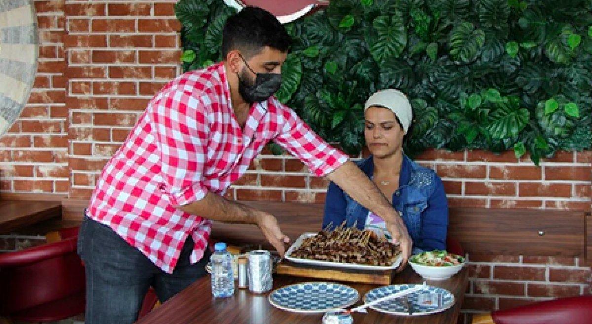 Denizli'de 37 dakikada 247 adet çöp şiş yiyerek rekor kırdı