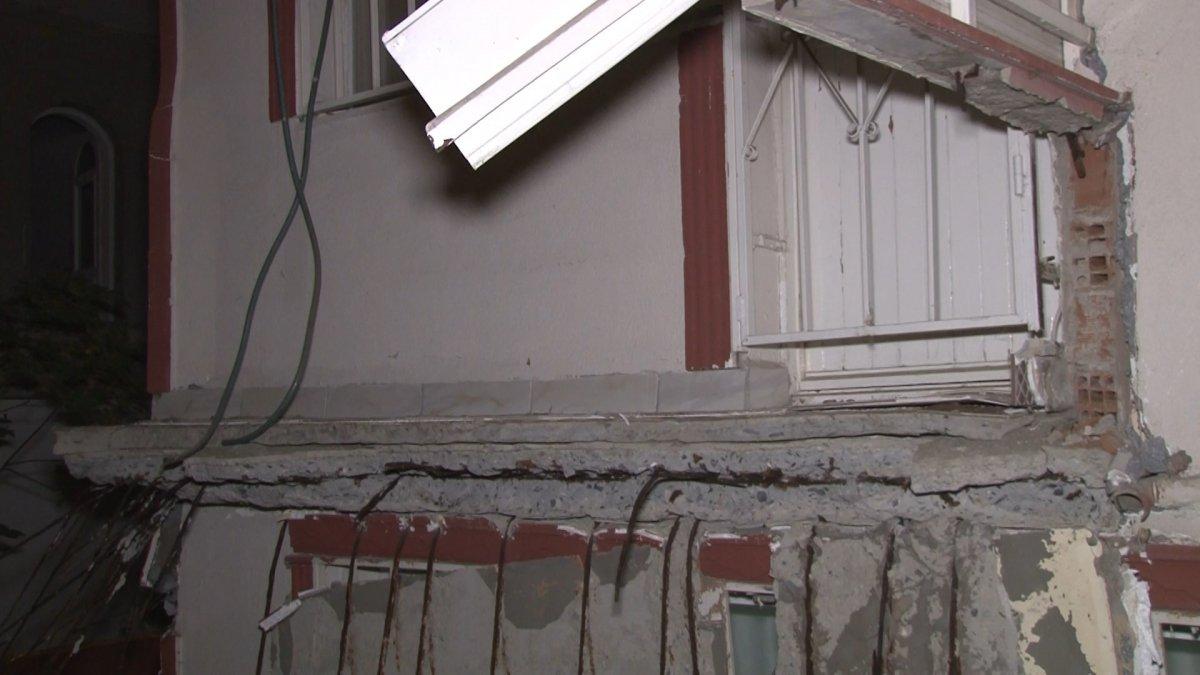 Avcılar'daki apartmanın balkonu çöktü
