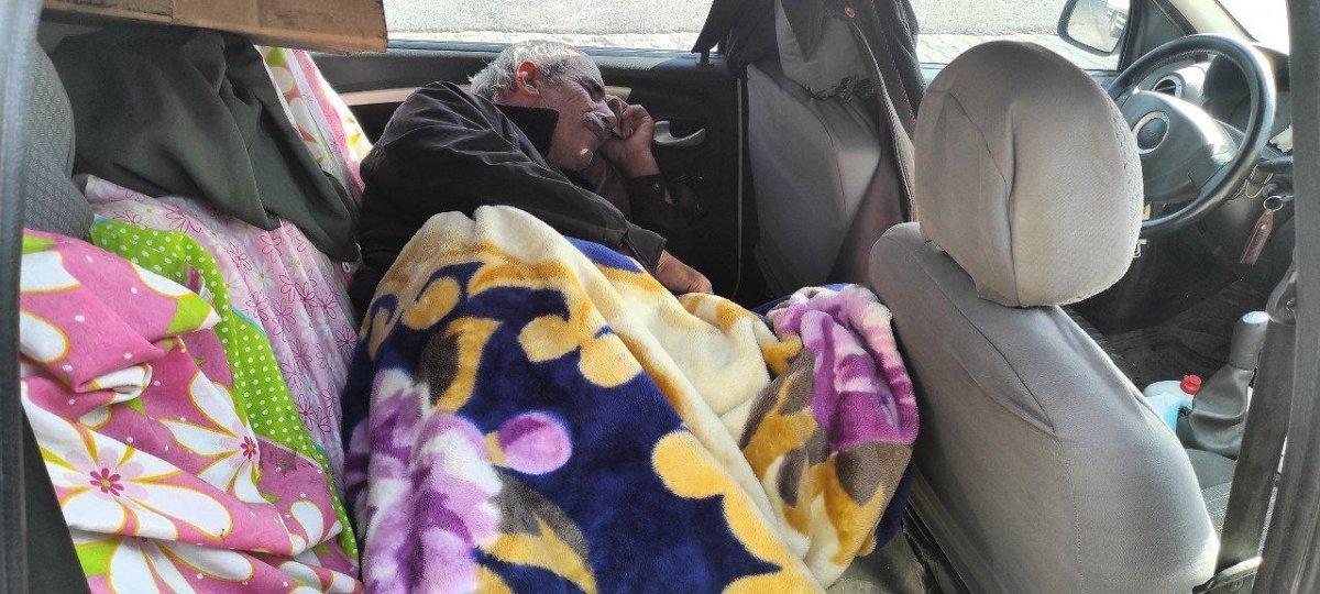 Şanlıurfa’da evden atılan baba, 5 aydır otomobilin içinde yaşıyor