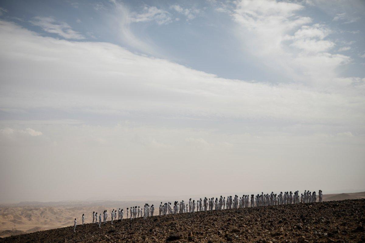 İsrail'de Lut Gölü'nün çekilmesine, çıplak modellerle dikkat çekildi