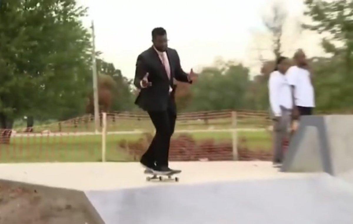 ABD'de bir muhabir canlı yayında kaykayla haber sundu