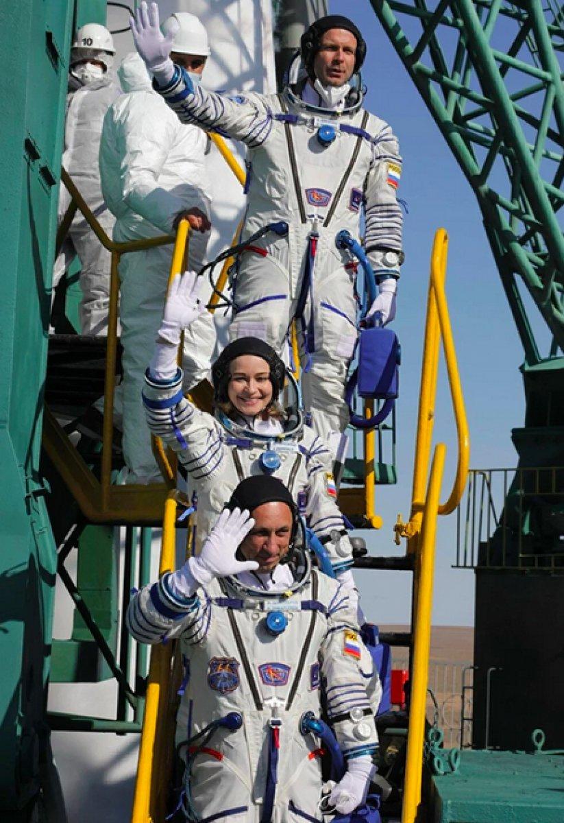 Uzayda ilk uzun metrajlı filmi çeken Ruslar, dünyaya döndü