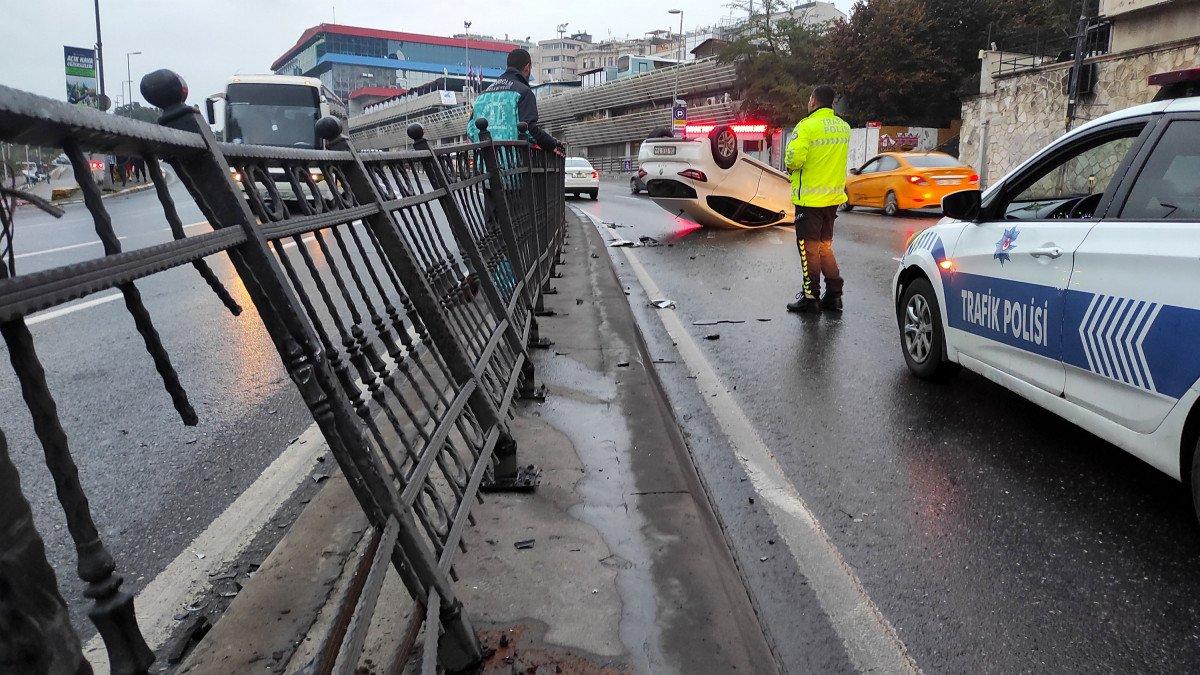 Beyoğlu’nda takla atan otomobilin sürücüsü kaçtı