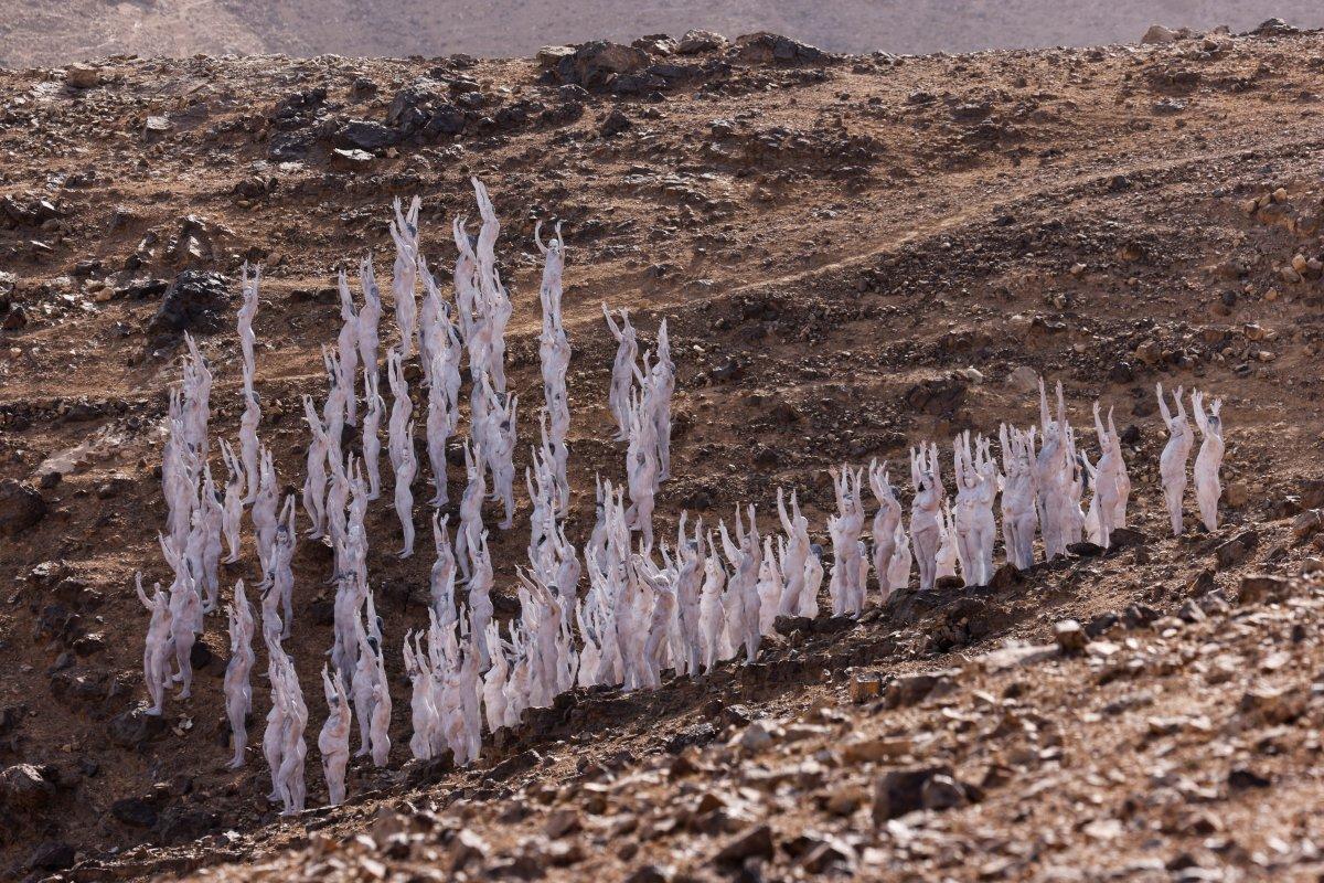 İsrail'de Lut Gölü'nün çekilmesine, çıplak modellerle dikkat çekildi