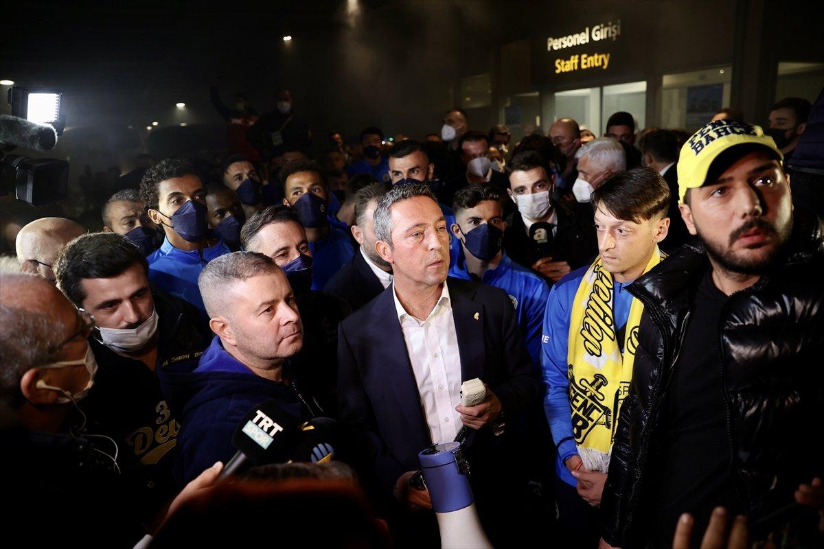 Fenerbahçe kafilesini, taraftar havalimanında karşıladı