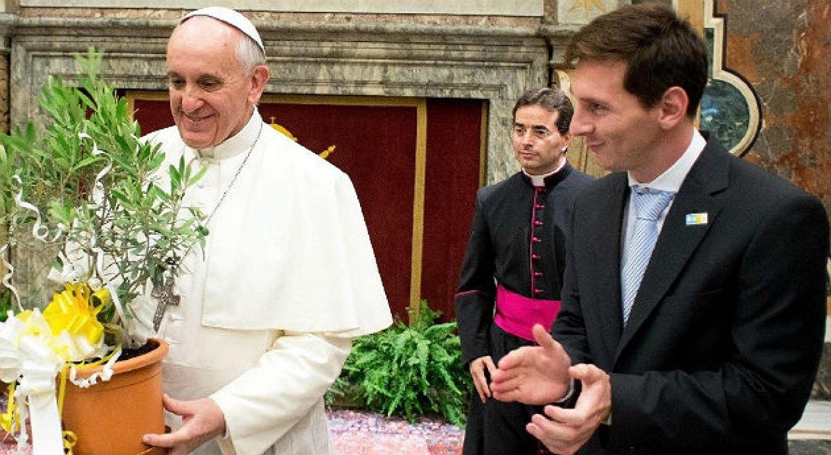Lionel Messi imzalı formasını Papa Francis'e gönderdi