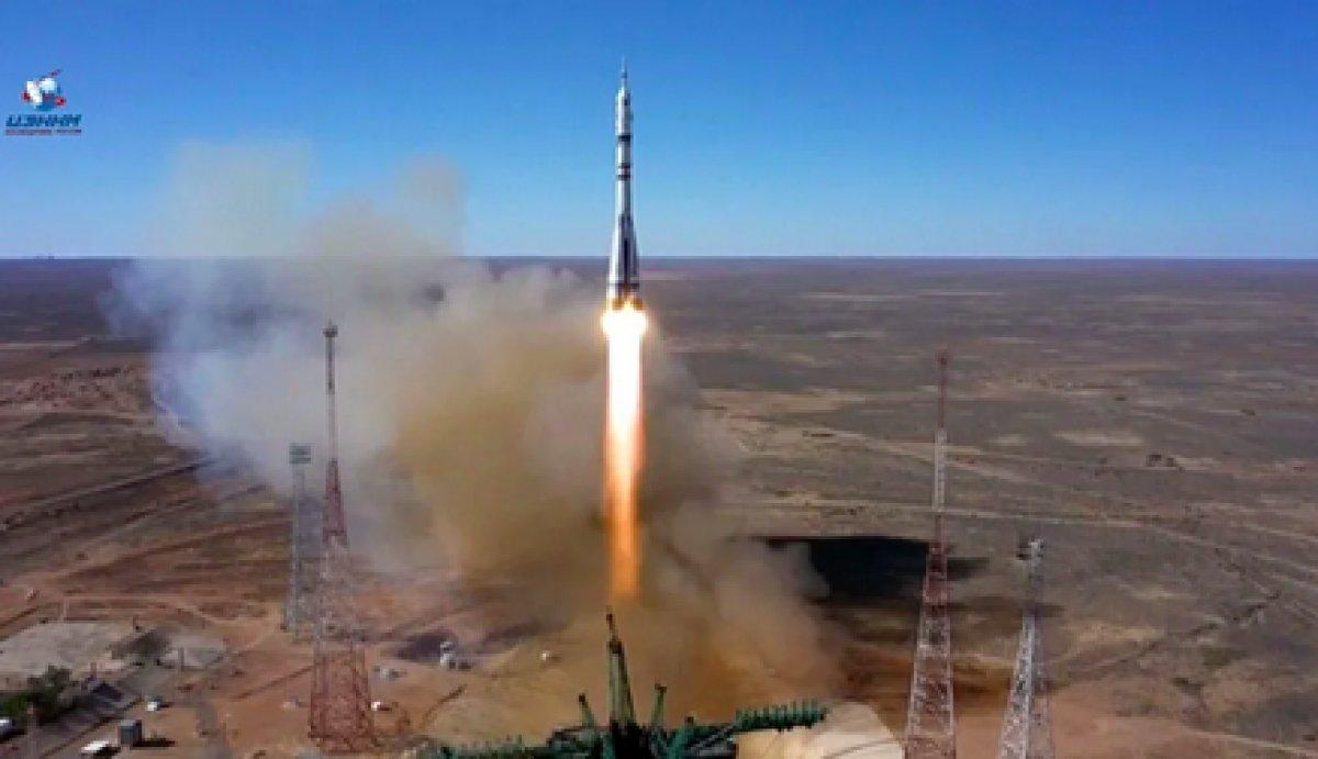 Uzayda ilk uzun metrajlı filmi çeken Ruslar, dünyaya döndü