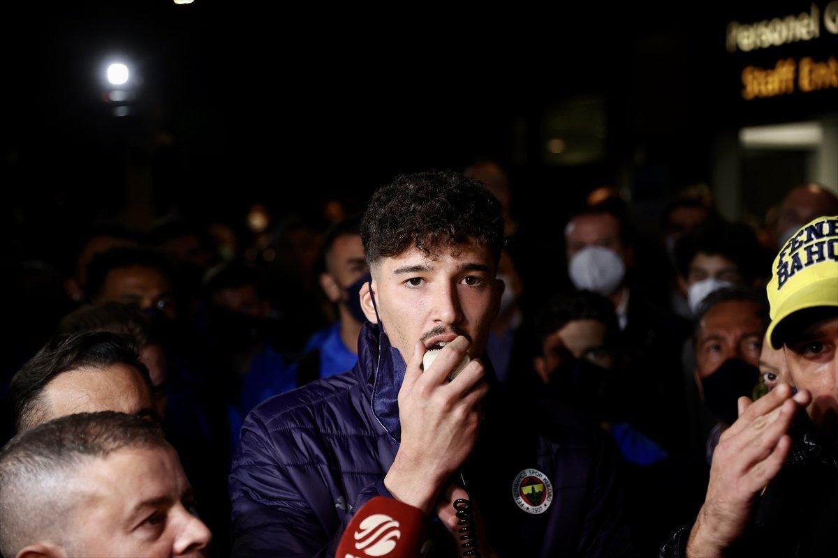 Fenerbahçe kafilesini, taraftar havalimanında karşıladı