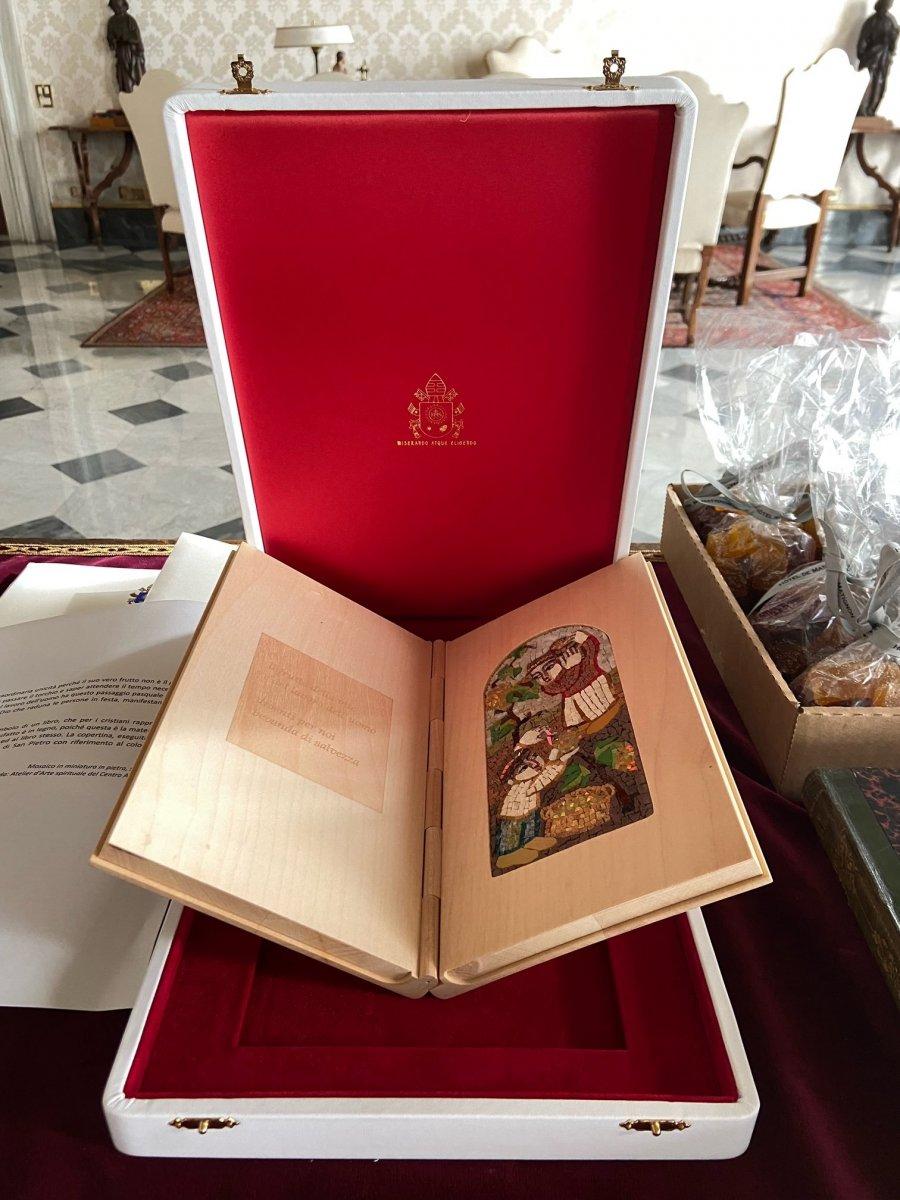 Lionel Messi imzalı formasını Papa Francis'e gönderdi