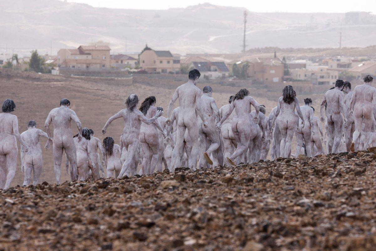 İsrail'de Lut Gölü'nün çekilmesine, çıplak modellerle dikkat çekildi