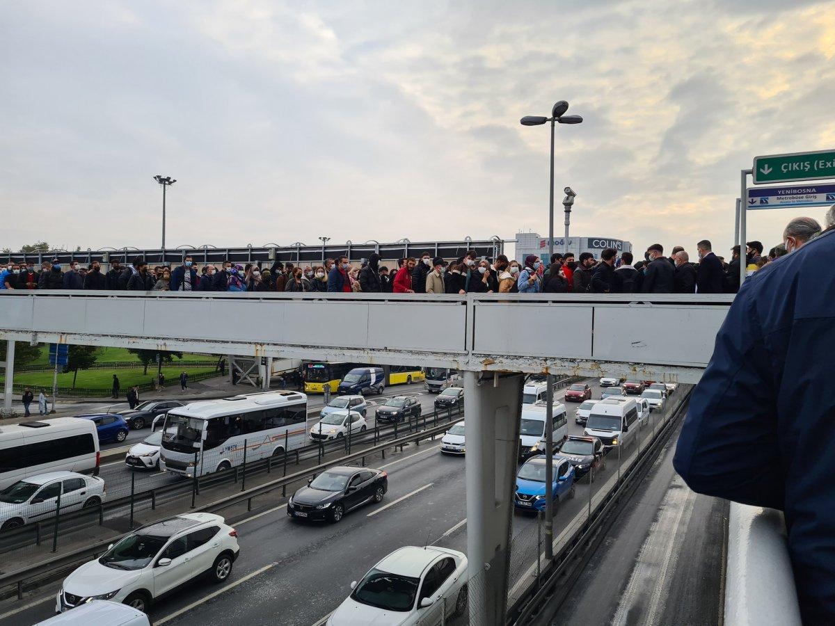 İstanbul'da metrobüs duraklarında izdiham çilesi