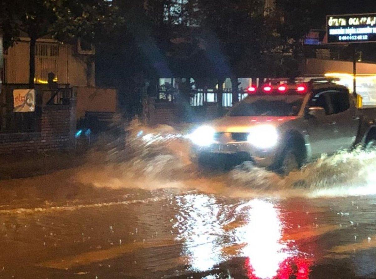 Rize'de şiddetli yağış su baskınlarına neden oldu