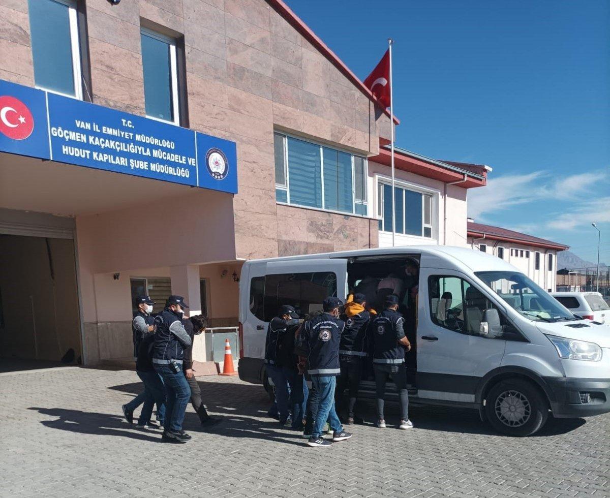 Van'da 8'i yabancı uyruklu 18 insan kaçakçısı yakalandı