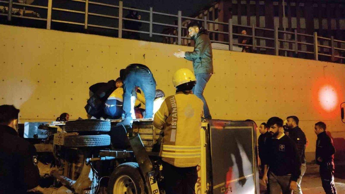 Bayrampaşa'da kamyonet ve otomobilin karıştığı kazada 2 kişi yaralandı