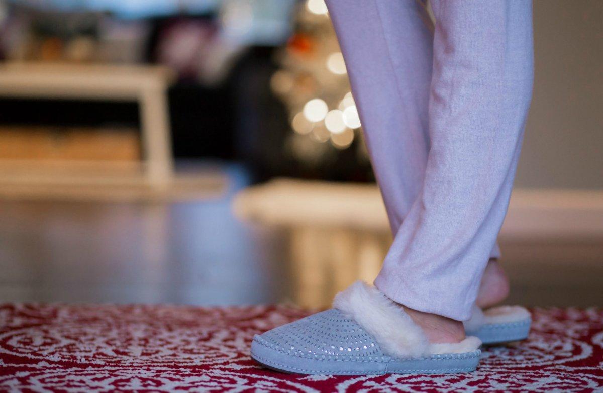 Duyan terliksiz adım atmıyor! Evde çıplak ayakla gezmenin tehlikeleri...