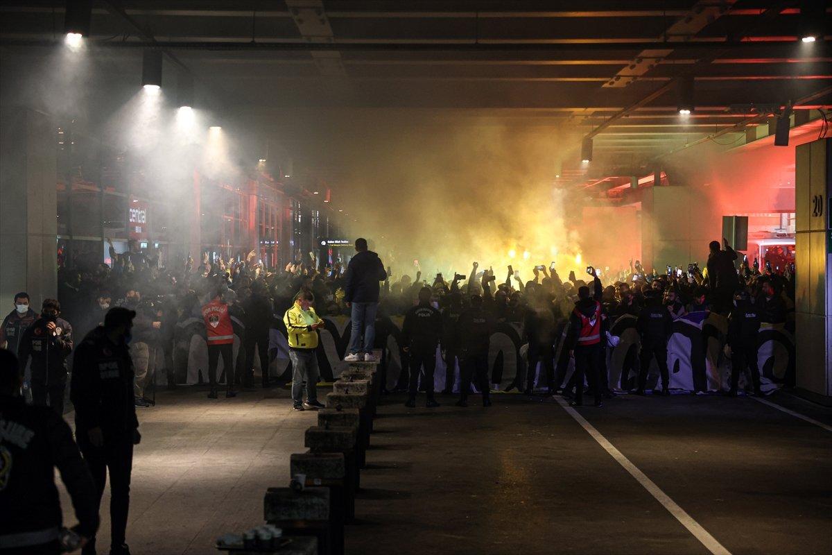 Fenerbahçe kafilesini, taraftar havalimanında karşıladı