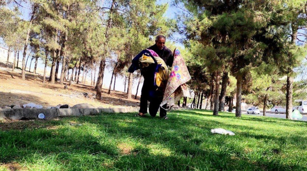 Şanlıurfa’da evden atılan baba, 5 aydır otomobilin içinde yaşıyor