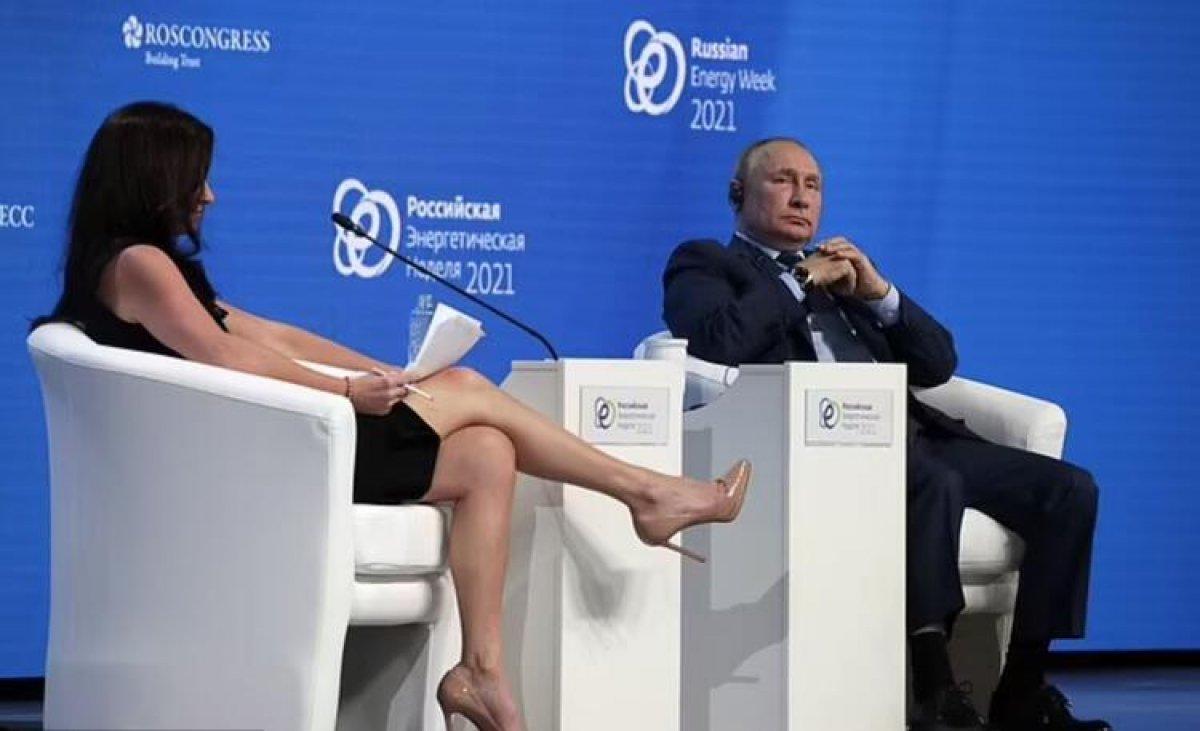 Rusya'da gündem bacaklarını Putin'e uzatan ABD'li sunucu