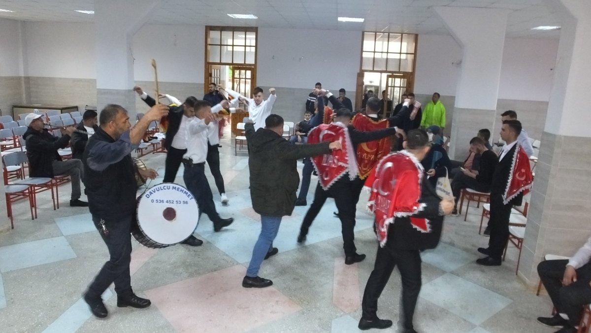 Balıkesir'de askerler, düğün gibi törenle göreve uğurlanıyor