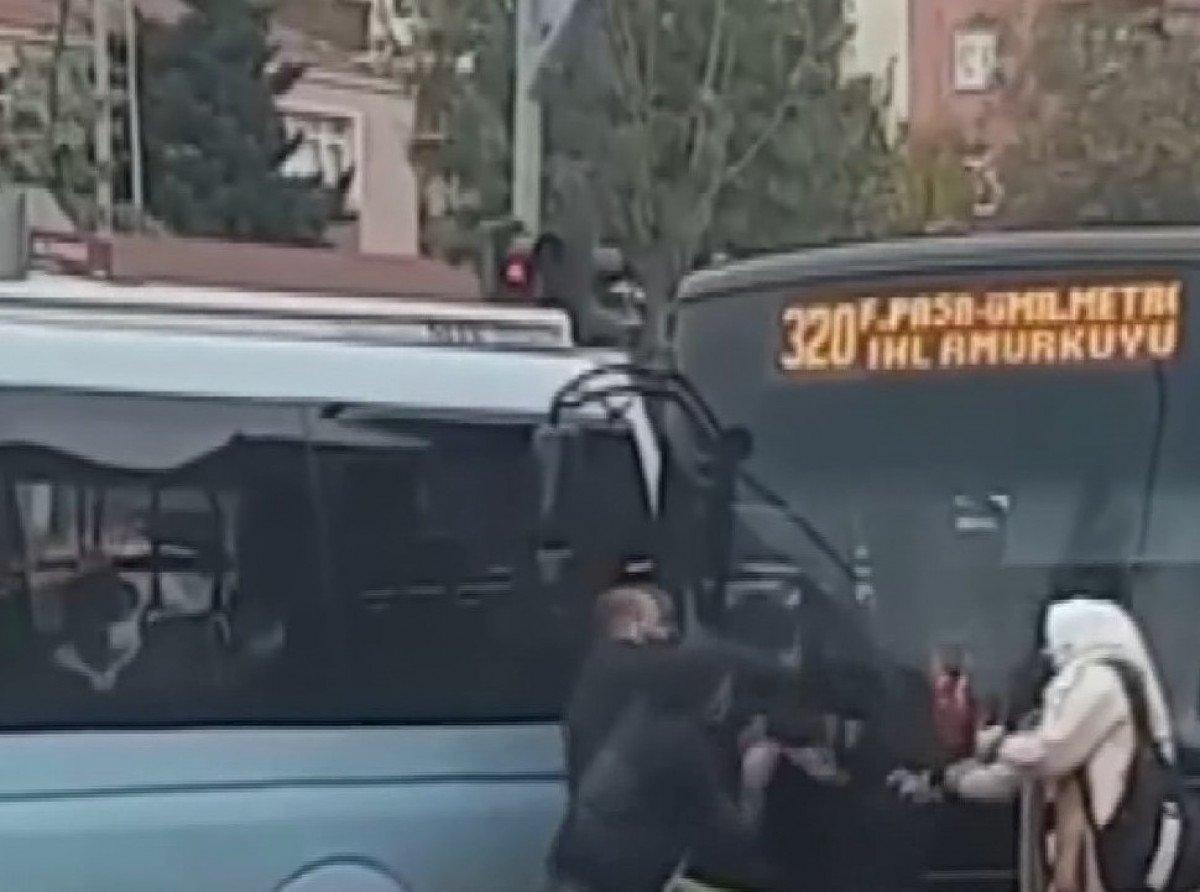 Ümraniye’de, İETT şoförü ile otomobil sürücüsü trafikte kavga etti