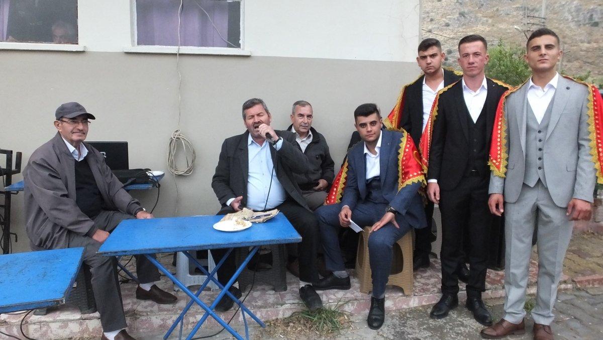 Balıkesir'de askerler, düğün gibi törenle göreve uğurlanıyor