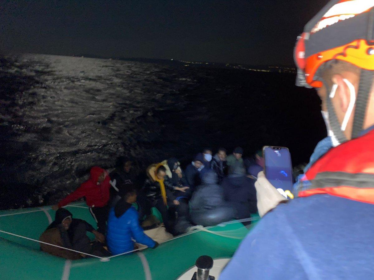 İzmir açıklarında 27 göçmen kurtarıldı