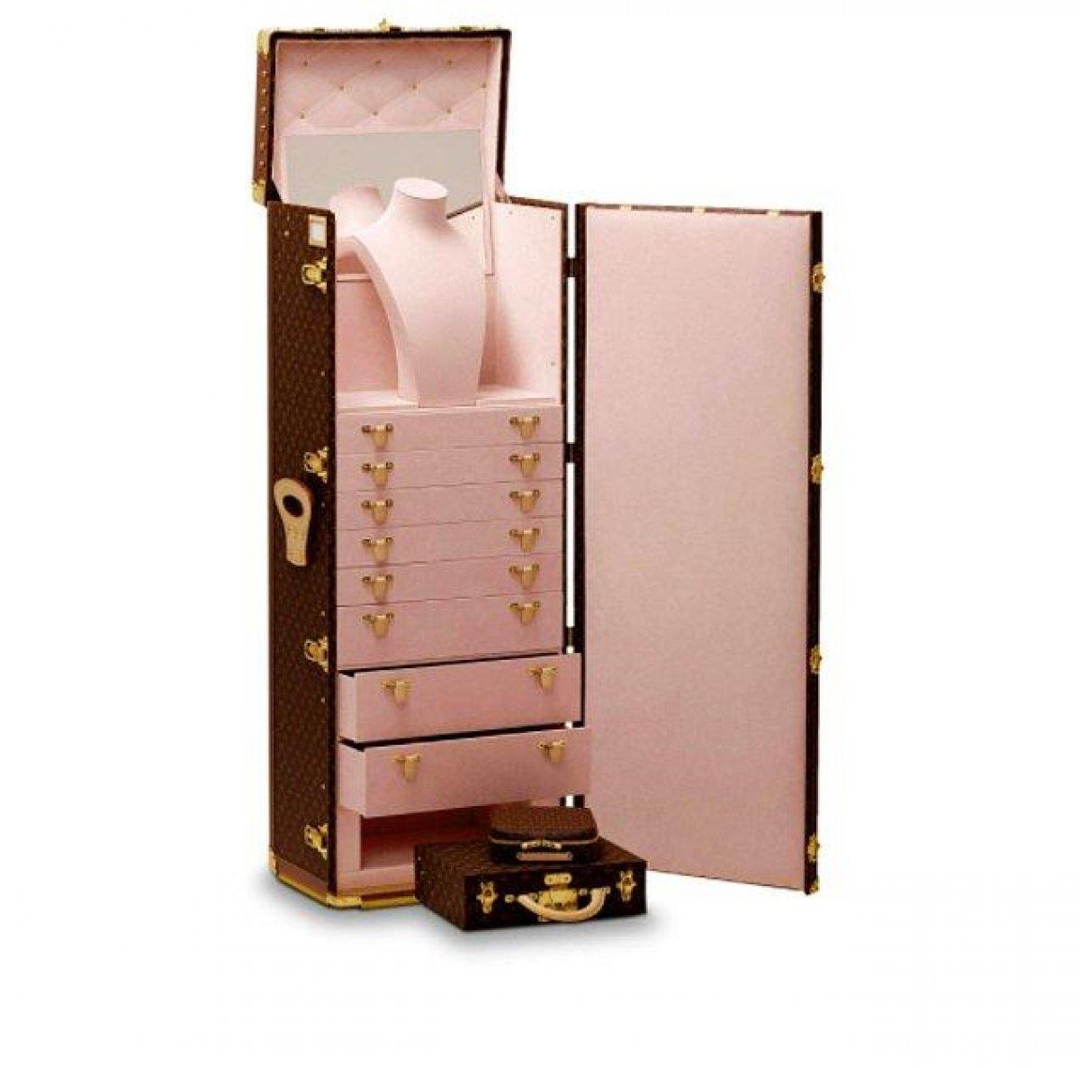 Cristiano Ronaldo, sevgilisine mücevher çantası aldı